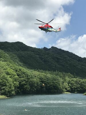県防災ヘリで要救助者を陸へ運ぶ訓練