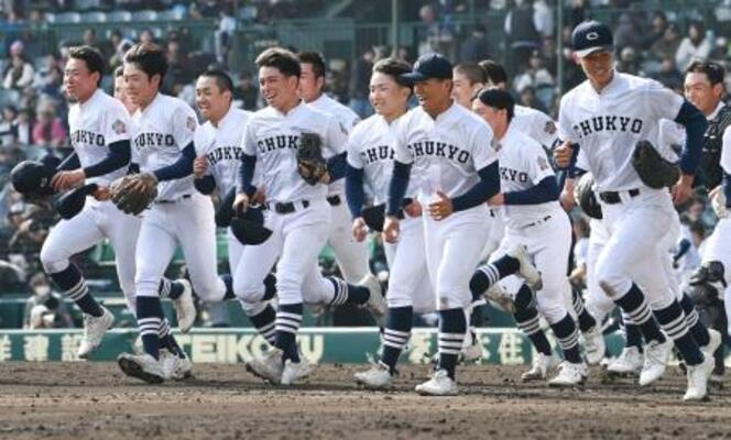 　阿南光に勝利し、駆け出す中京大中京の選手たち＝甲子園