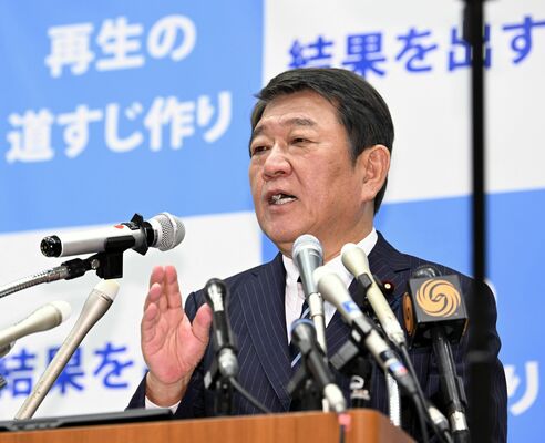 会見で記者からの質問に答える茂木氏＝10日午後３時15分、衆院第２議員会館