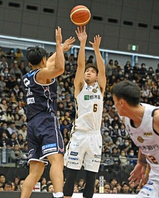 夏のワールドカップでも活躍したブレックスの比江島（中央）＝12月２日、横浜市