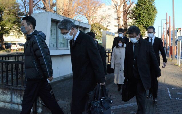 第２回公判のため宇都宮地裁に入る那須雪崩事故の遺族ら＝20日午後３時25分、宇都宮市小幡１丁目