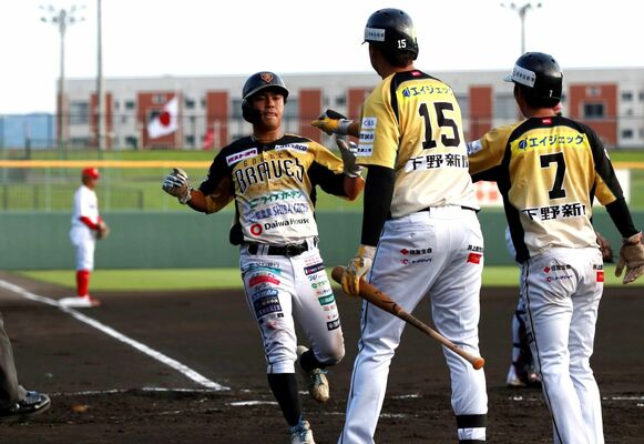 ７回、栃木ＧＢの小倉（左）が川崎の適時打で生還＝長野県松本市のセキスイハイム松本スタジアム