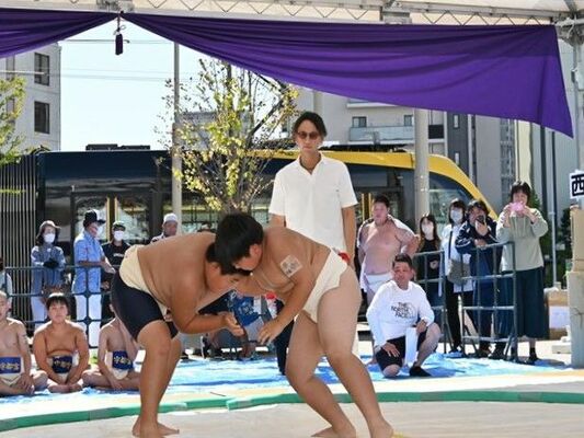 ＬＲＴが走行する前で熱戦を繰り広げる子どもたち