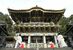 陽明門のすすを払う神職ら＝20日午前10時５分、日光市山内