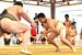 地元出身力士にぶつかっていく参加者