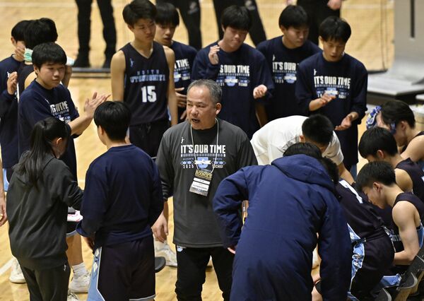 関東高校新人大会で指揮を執る宇都宮北の福田監督=1日、宇都宮市、鈴木久崇撮影