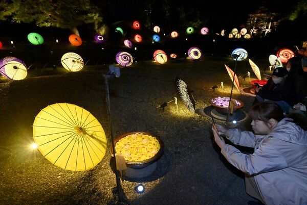 色とりどりの和傘や花手水で彩られる足利学校=2日午後6時45分、足利市昌平町