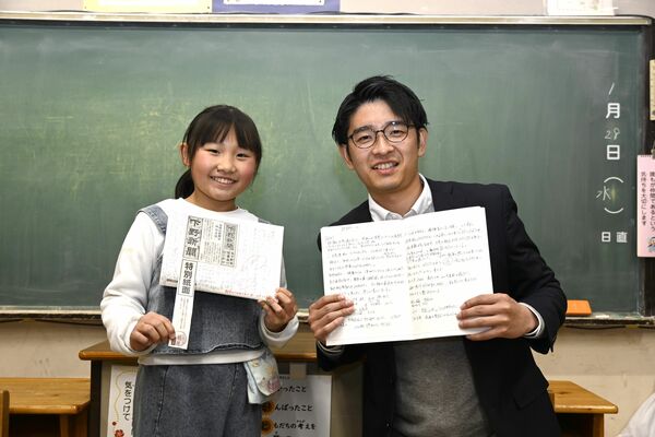 対談した松本さん（左）と鈴木記者