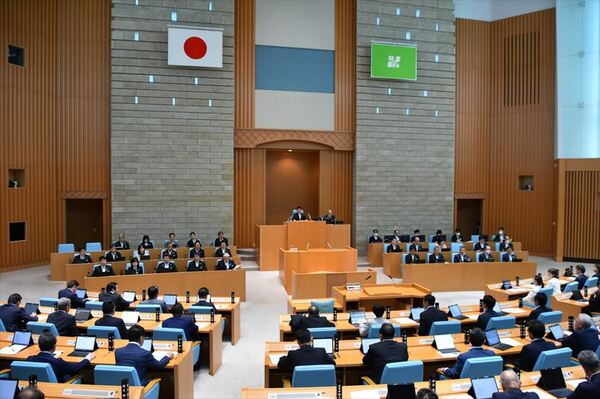 県議会の本会議。女性議員の少なさが見て取れる=2023年5月(県議会事務局提供)