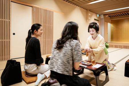 　「荒木町舞台　津の守」で客と談笑するふみ枝さん（右）＝東京都新宿区