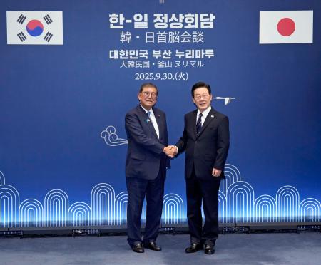 　会談前に、韓国の李在明大統領（右）と握手する石破首相＝９月３０日、釜山（共同）