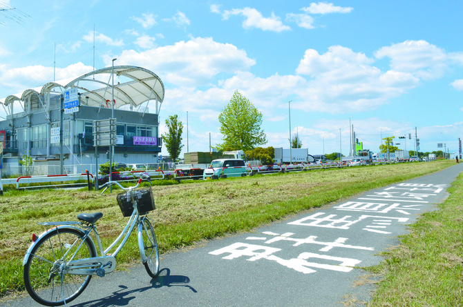 30分ほどで「道の駅かぞわたらせ」が見えたので休憩することに。土手の道には栃木・群馬・埼玉の県境が白線で大きく表示されていた