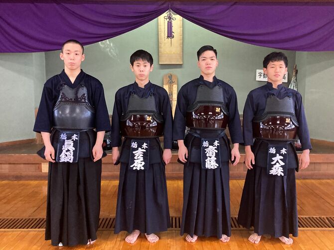 昨年の「いちご一会とちぎ国体」銃剣道少年の部で優勝した、左から中堅の真鍋 翔吾（まなべ・しょうご）さん、吉原 拓海（よしわら・たくみ）さん、大将の斎藤 広人（さいとう・ひろと）さん、先鋒の大森 丈瑠（おおもり・たける）さん