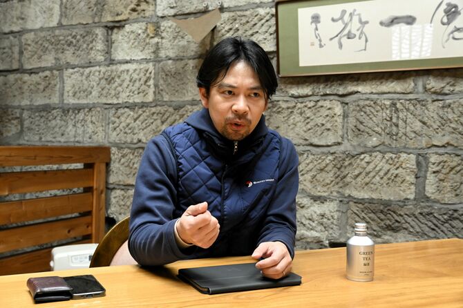 「誰が飲んでもこの酒は仙禽の酒だと思えるものを造りたい」と語る薄井専務＝４月、さくら市