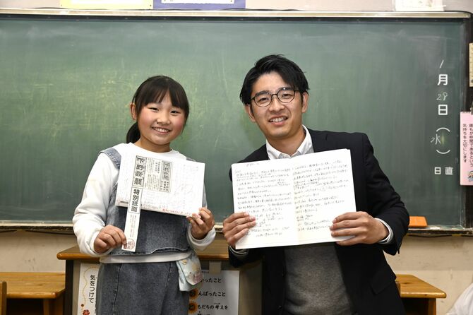 対談した松本さん（左）と鈴木記者