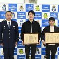 新４号の中央分離帯歩く高齢女性を保護　下野署、男性２人に感謝状