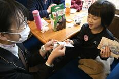 華やかに装飾された車内で「おめでとう」　ＳＬ大樹で卒業・卒園をお祝い　…