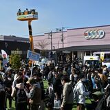 高所作業車やパトカー、働くクルマ勢揃い　ミナテラスとちぎで「はたらくクルマ展」　乗車体験に長蛇の列