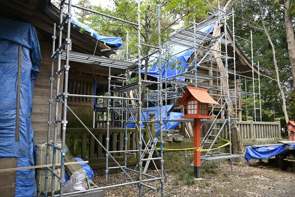 修繕に向けて屋根をブルーシートで保護している本殿