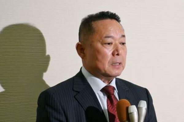 那須町長選の全票再点検の結果を受け、取材に応じる小山田典之氏=5日午前、栃木県那須町