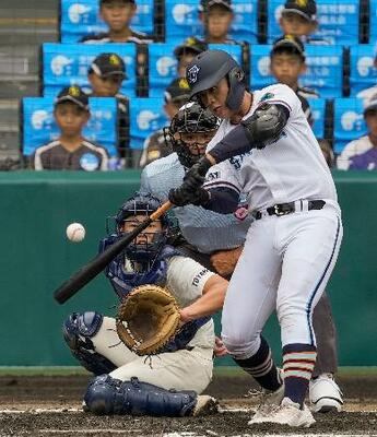 　高川学園―未来富山　２回表高川学園無死、遠矢が左越えに本塁打を放つ。捕手中込＝甲子園