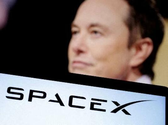 　スペースＸのロゴとイーロン・マスク氏＝２０２２年１２月（ロイター＝共同）