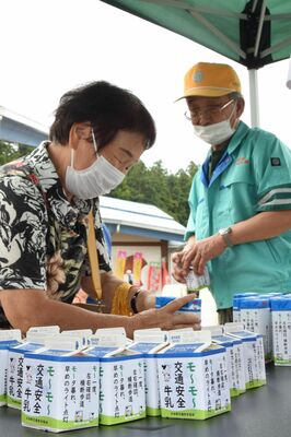 来場者に配られた「交通安全牛乳」