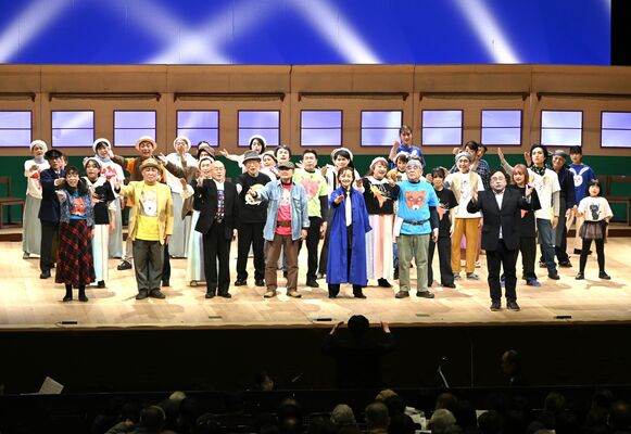カーテンコールで歌声を披露する出演者たち