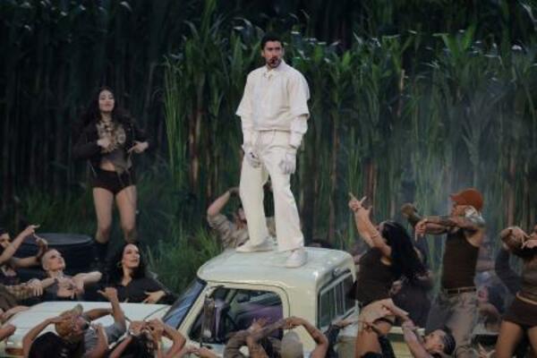 　米スーパーボウルのハーフタイムショーに出演したバッド・バニーさん＝８日、サンタクララ（ロイター＝共同）