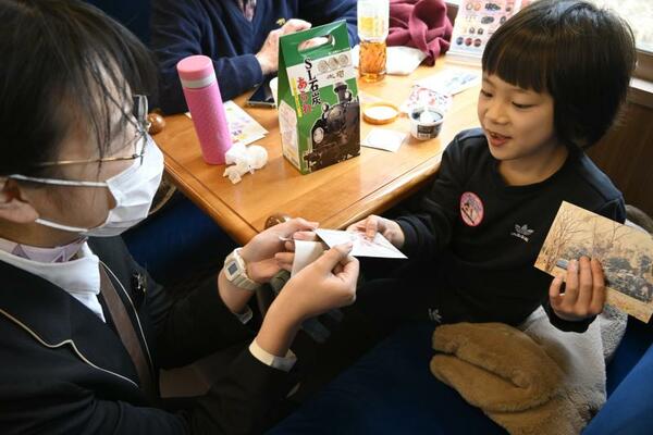 卒園を迎える男児にキーホルダーなど記念品が贈られた