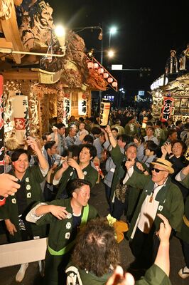 宵祭りで披露された９町による「ぶっつけ」＝18日午後８時10分、大田原市城山１丁目、森田大地撮影
