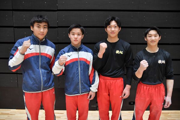 体操男子団体優勝の作新。右端は個人総合優勝の吉田