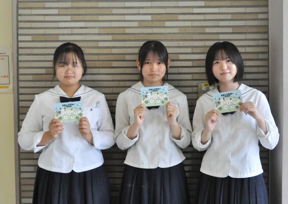 地元商店街の活性化研究で、スタンプラリーを企画した佐野高の３人。右から大島さん、尾花さん、今井さん