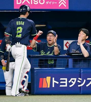 　２回、先制スクイズを決めた古賀（左）を迎えるヤクルト・池山監督＝バンテリンドーム