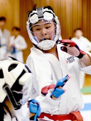 組手５、６年　一期倶楽部（少年連合）－正友会Ａ（佐野）決勝　大島（一期倶楽部）－蔵本（正友会Ａ）大将戦　大島が突きを決め１ポイントを先取＝ユウケイ武道館