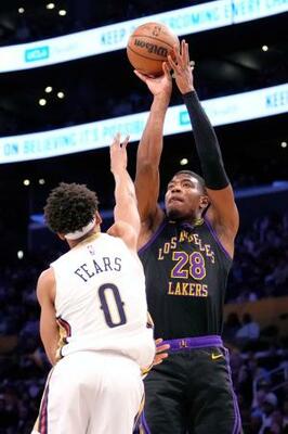 　ペリカンズ戦でシュートを放つレーカーズの八村＝ロサンゼルス（ＡＰ＝共同）