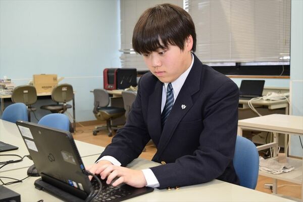 ６月大会のローマ字部門で１位を獲得した保坂さん