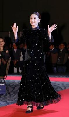 「第54回ベストドレッサー賞」の発表・授賞式でレッドカーペットを歩く檀れいさん=26日午後、東京都渋谷区