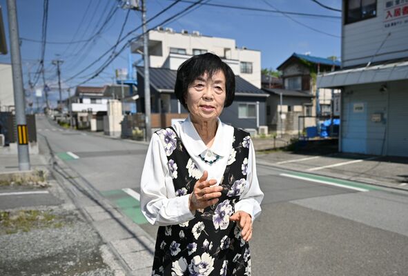 自宅があった場所付近で甲府空襲の惨状を語る入倉武津子さん＝甲府市宝２丁目（撮影・橘田俊也）