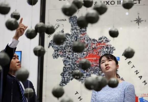 COPEビジターセンターでクラスター弾に関する展示を視察される愛子さま=19日、ビエンチャン(代表撮影・共同)