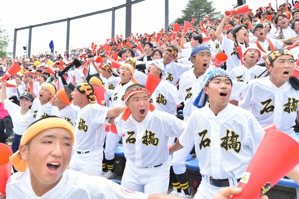 六回に逆転し、肩を組んで盛り上がる石橋の応援団＝28日午後、宇都宮市西川田４丁目