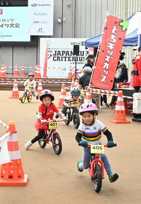 キッズたちが競ったキックバイク大会