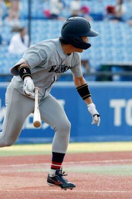準決勝の国学院大戦の9回2死一、三塁、サヨナラ打を放つ関大・山本=神宮
