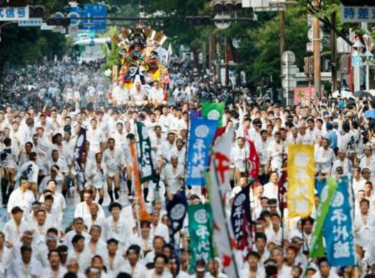 「集団山笠見せ」で披露された舁き山笠=13日午後、福岡市