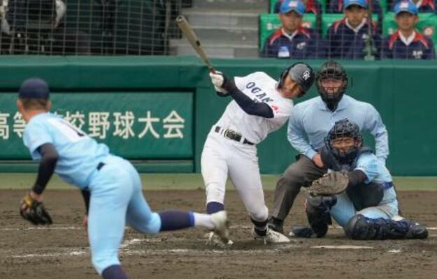 　近江―大垣日大　タイブレークの１０回表大垣日大１死二、三塁、代打高橋が右翼に２点二塁打を放つ。投手上田、捕手杉本＝甲子園