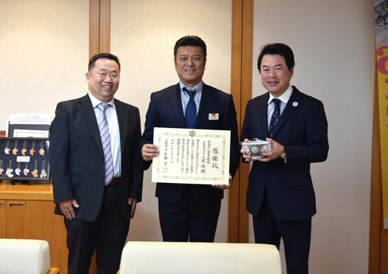 佐藤市長（右）から感謝状を受け取った「北日本吉野家」の小内さん（中央）と鈴木孝征さん