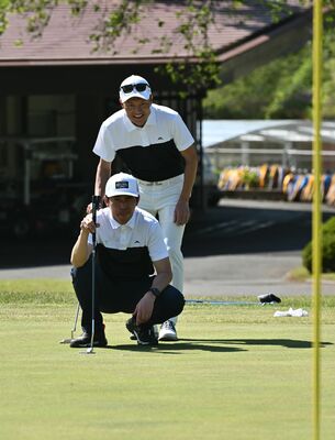 初優勝を飾った石川・渡辺（手前）組＝宇都宮ＣＣ、１８番パー４