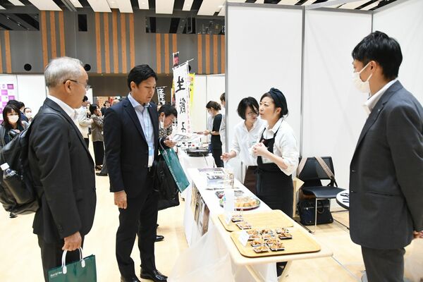 ５年ぶりに対面形式で開かれた商談会＝11日午前、宇都宮市内