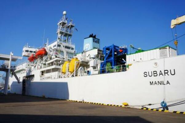 NTTグループの海底ケーブル敷設船「SUBARU」=11日午後、横浜港