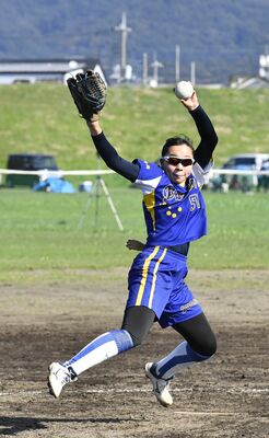 ソフトボール決勝で無安打無得点試合を達成した文星女のエース坂井雪＝足利市渡良瀬運動場、井上孝男撮影
